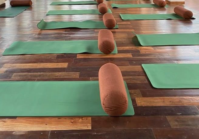 Tapis et bolsters préparés pour un cours restauratif