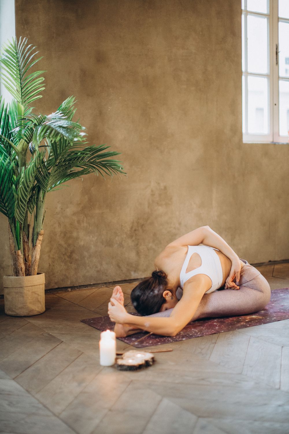 Flexion avant assise en hatha yoga